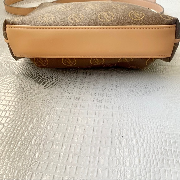 Adrienne Vittadini Women’s Crossbody Bag - Picture 8 of 9